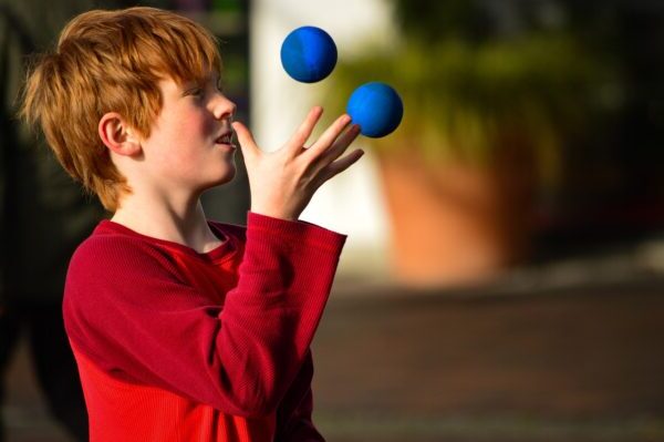 Kind jongliert in Hildesheim